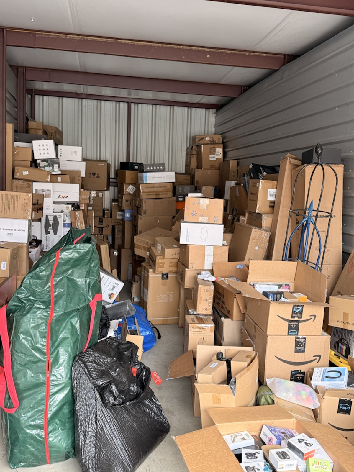 Close angle photo of mixed Amazon overstock and liquidation items ready for bulk sale